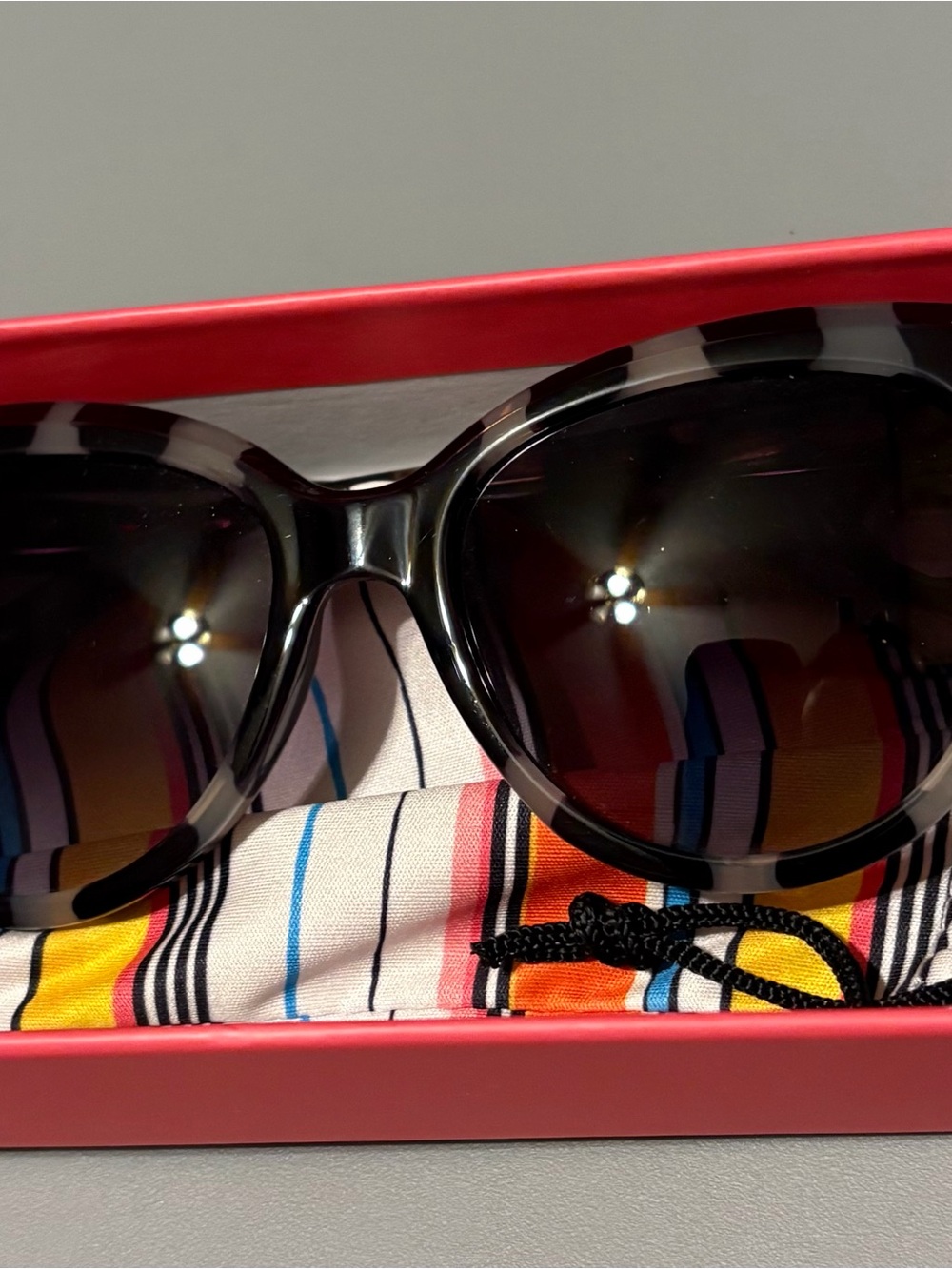 Women's Black Tortoiseshell Rounded Sunglasses - Sleek Sun Protection